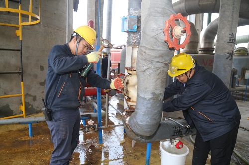 氯碱车间电解工段更换氯酸盐分解槽进出口阀门。.JPG