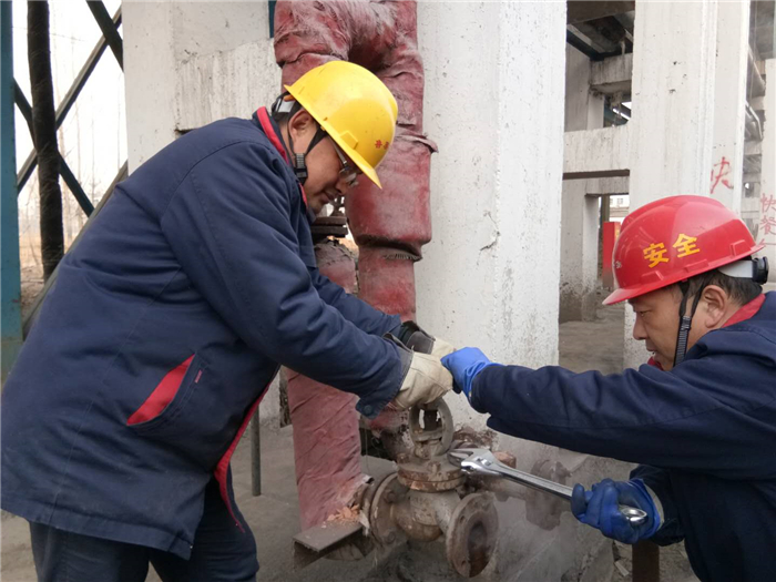 厂区外电厂供化工厂蒸汽主管道的疏水阀出现了排水异常，情况就是命令！冷冻工段负责人周生明马上携带工具带人赶到现场，在最短的时间内将该问题处理正常为蒸汽的安全稳定供应提供了保障。.jpg