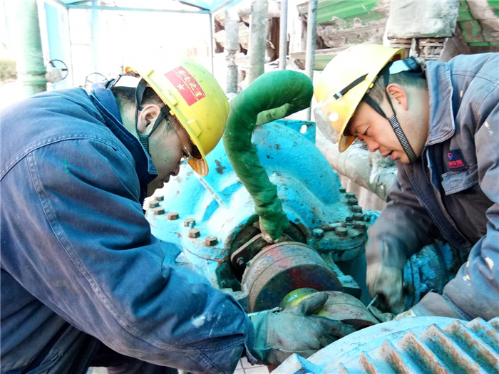 公用工程车间淡化节日气氛保证安全运行，一期循环水泵在巡检例行盘车时发现联轴器有细微的匡动，进一步落实发现是减震胶垫老化。为确保备用设备的完好，维修工段夏珂、王传勤冒着严寒及时对胶垫进行了更换，他们装卸认真、找正精准，保证了维修质量及时消除了设备异常。.jpg