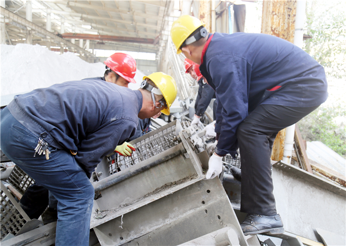 04.03志愿服务助发展 先锋表率展风采——鲁泰化学开展废旧物资“淘宝”志愿服务活动05.jpg