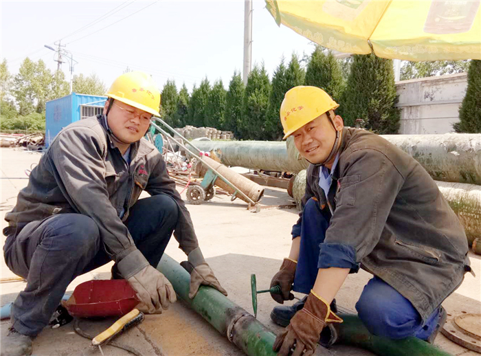 劳动者最光荣,五一小长假的第一天,维修班夏珂、杨永军在制做准备更换的污水管道,按他们的话讲就是“劳动并快乐着”。.jpg