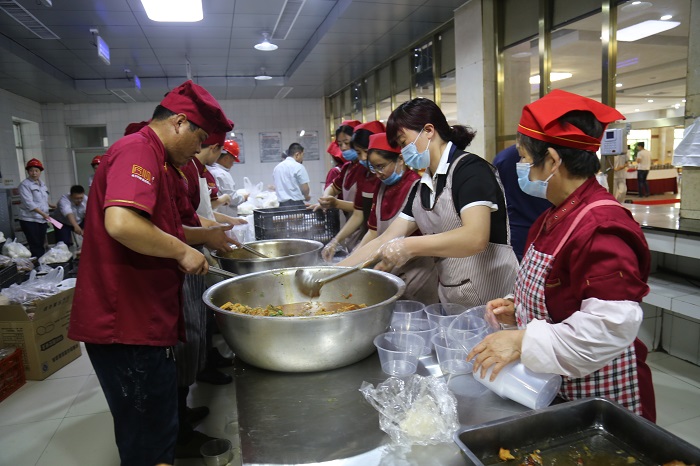 5.30 2019鲁泰化学精心安排部署检修后勤保障工作1.JPG