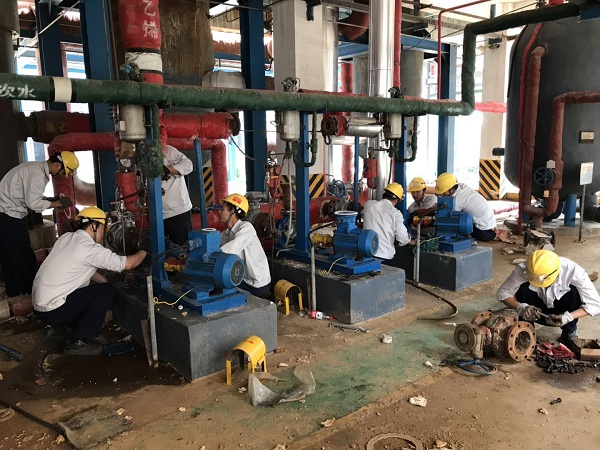 1564990980182540.jpg 机修工段孙绪功 张海涛等安装精馏泵.jpg