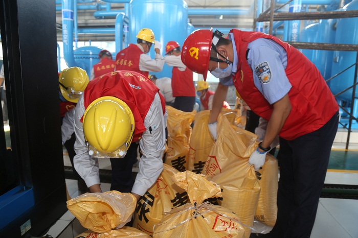 鲁泰化学开展“党员服务我先行 生产一线争先锋”党员志愿服务活动1.JPG