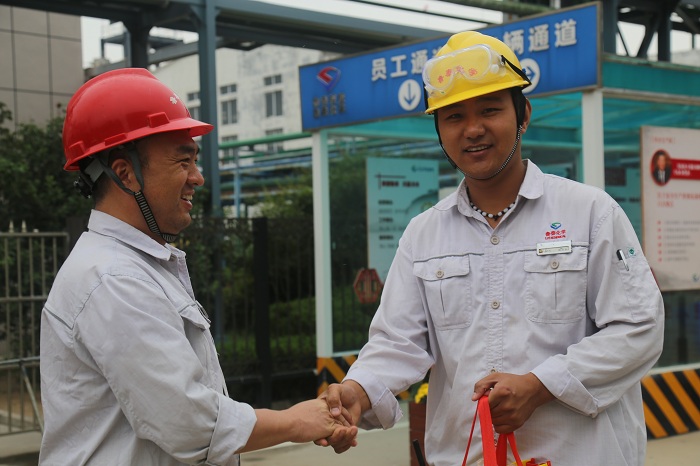 【和谐企业】鲁泰化学开展“情满中秋”送温暖活动 (2).JPG