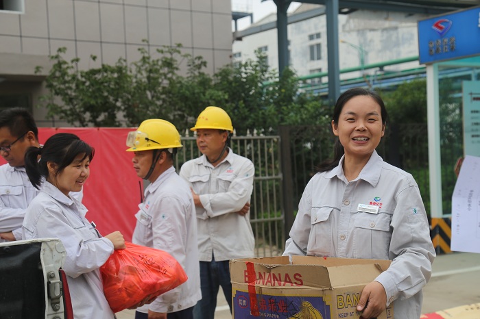 【和谐企业】鲁泰化学开展“情满中秋”送温暖活动 (3).JPG