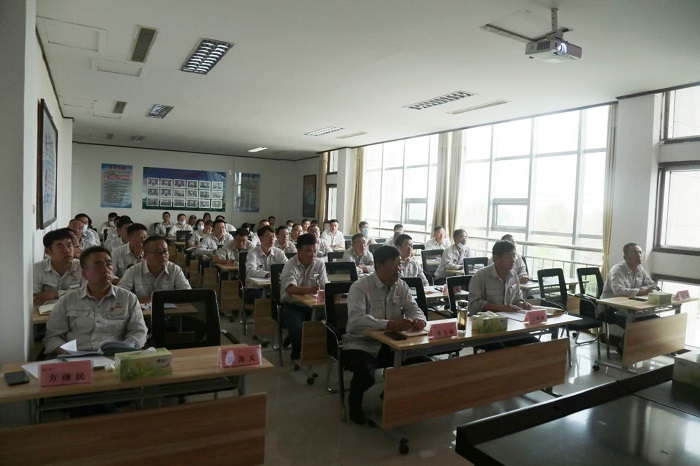 鲁泰化学召开党委理论学习中心组理论学习扩大会议 (4).jpg