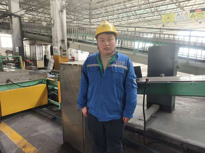 徐佰新 聚氯乙烯车间包装工段班长.jpg